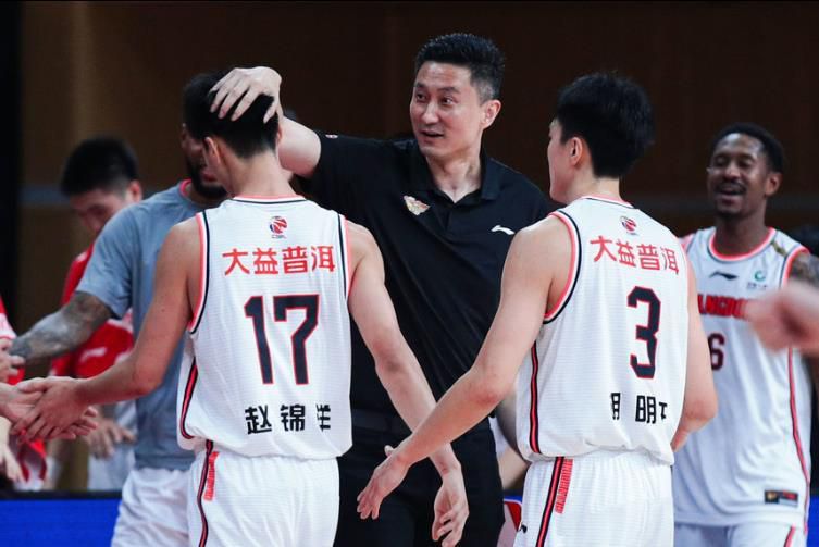 俄罗斯媒体sport25表示，斯卢茨基将成为申花新帅，与他一同加盟的还有教练组成员瓦西里-别列祖茨基和奥列格-雅罗文斯基。